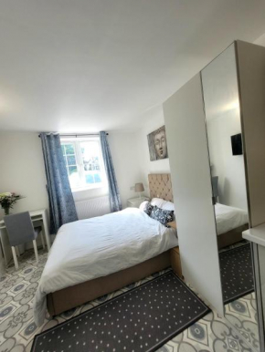 Annexe Studio own entrance and parking